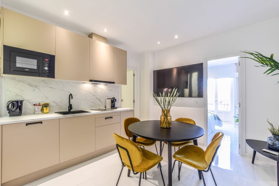 Main view of the kitchen with appliances and dining area