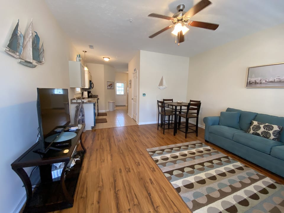 Welcome to the topsail cottage! Where you can lay all day or walk to the beach!
