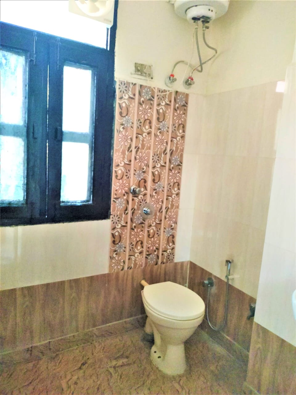 City Double Room | Bathroom | Shower, rainfall showerhead, towels