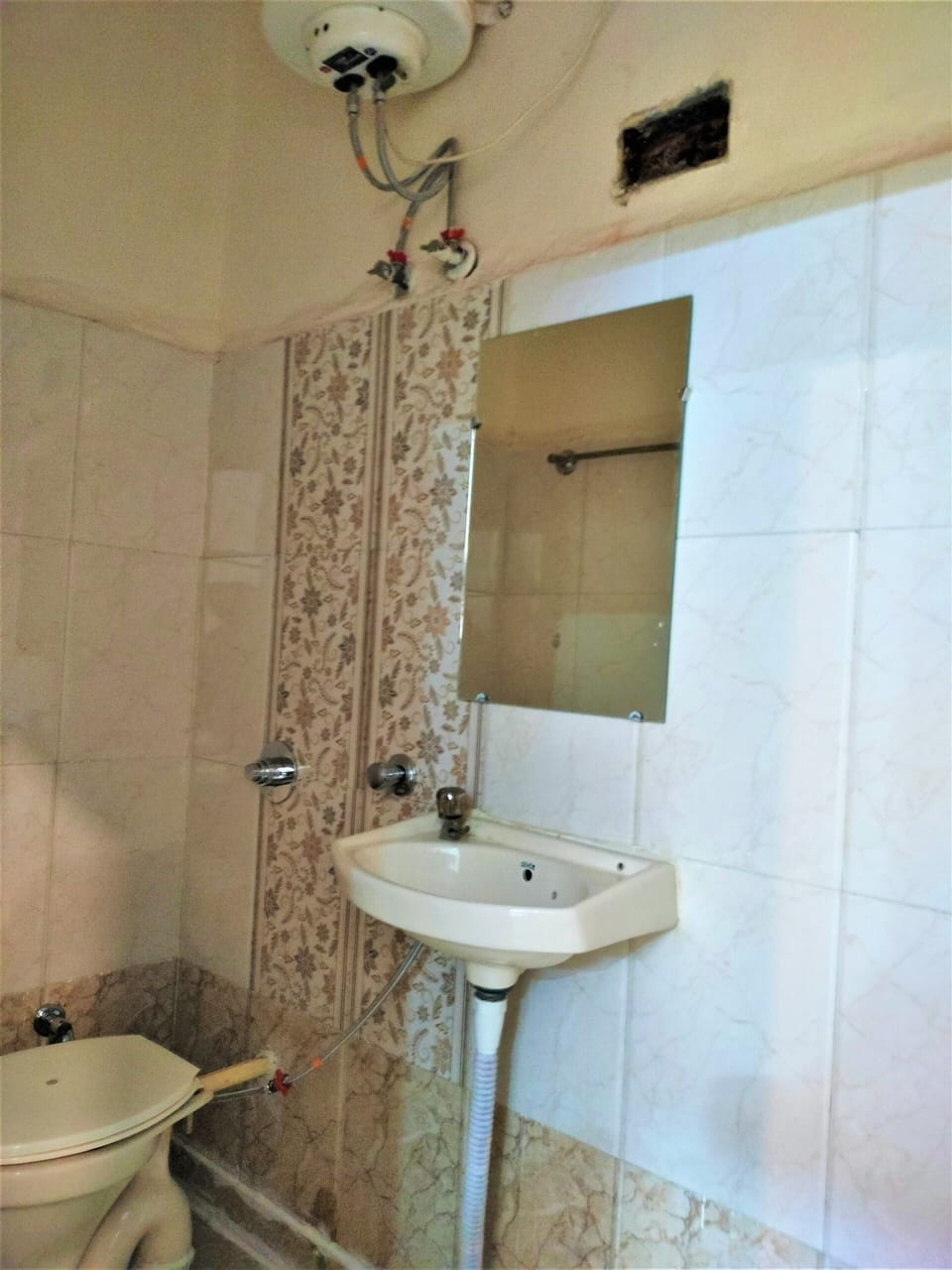 Business Double Room | Bathroom | Shower, rainfall showerhead, towels