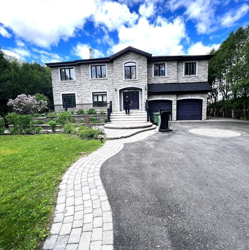 Huge, Calm and private. Can take how many cars?
See yourself.