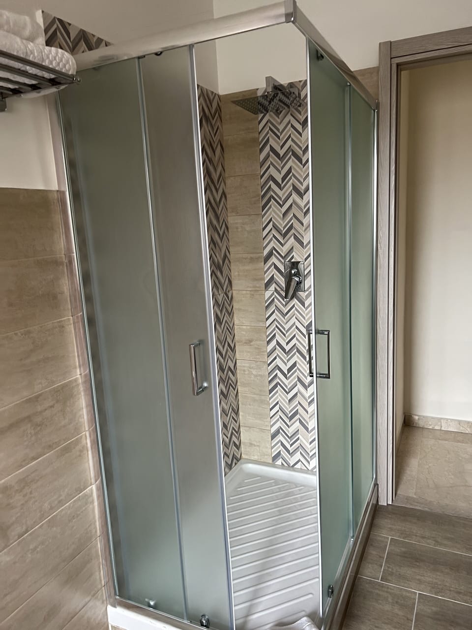Comfort Triple Room | Bathroom | Shower, rainfall showerhead, bidet, towels