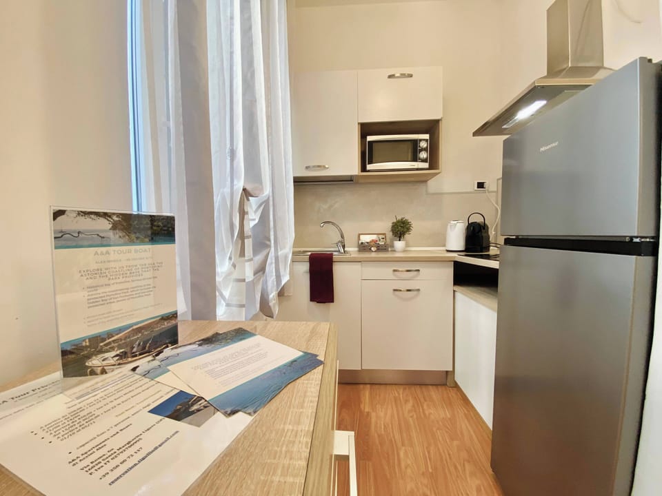 Full-size fridge, microwave, oven, stovetop