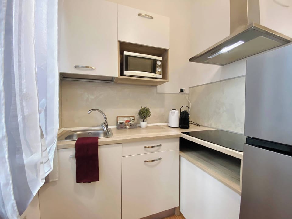 Full-size fridge, microwave, oven, stovetop