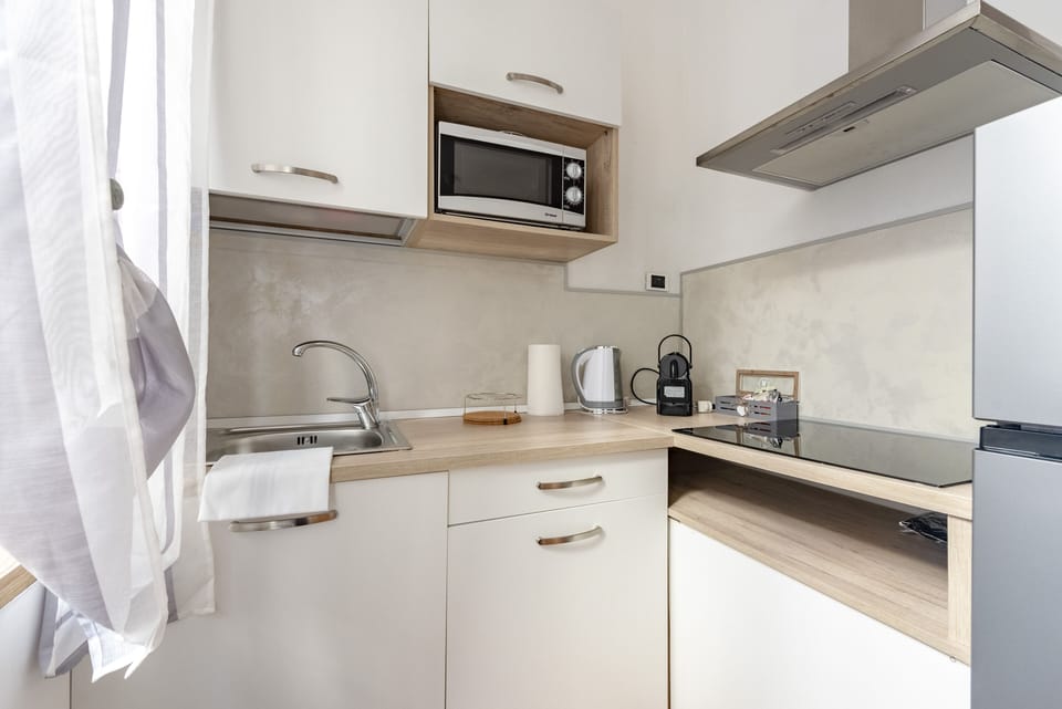 Full-size fridge, microwave, oven, stovetop