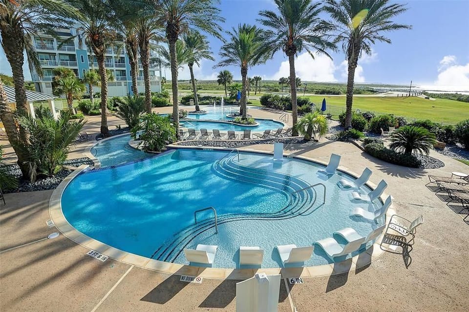 Bayside pool with lazy loop