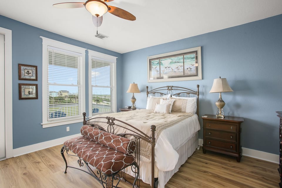 QUEEN BED IN MASTER BEDROOM