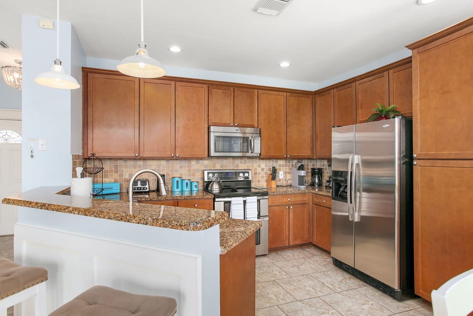 KITCHEN HAS GRANITE COUNTER TOPS AND STAINLESS APPLIANCES