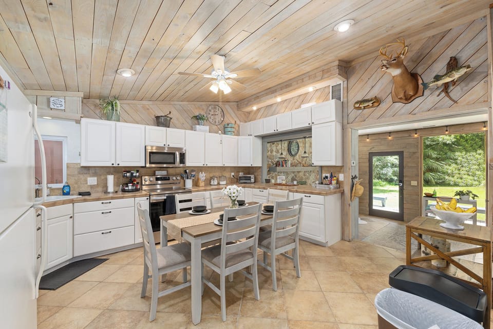 Spacious kitchen and dining table for 6. Crockpot, blenders - ready fir the chef