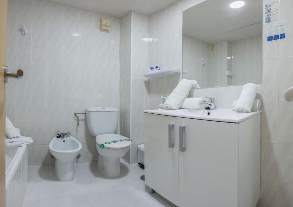 Bathtub, free toiletries, hair dryer, towels
