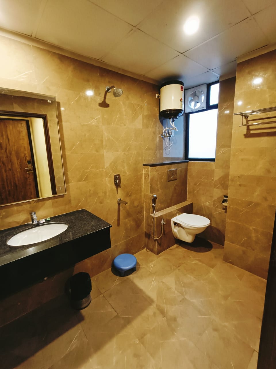 Classic Triple Room, City View | Bathroom | Shower, rainfall showerhead, free toiletries, bathrobes