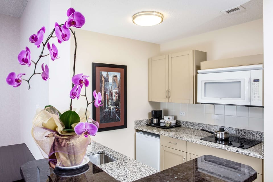 Studio Suite, 1 Queen Bed with Sofa bed, Kitchenette (Premium Studio Full Kitchen Queen) | In-room dining