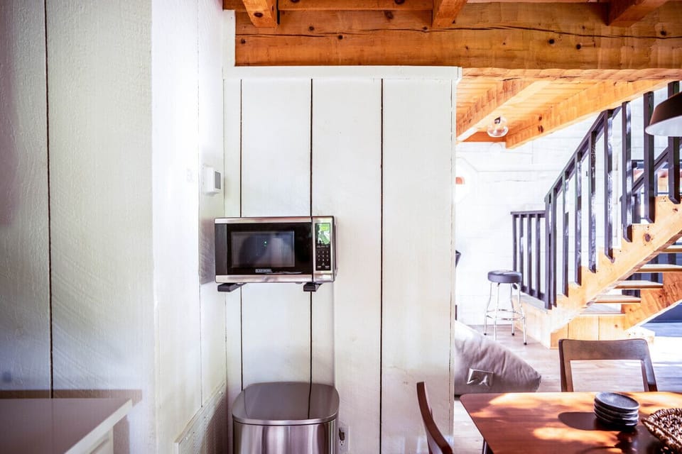 Kitchen amenities include a microwave, Stove, Oven and Refrigerator