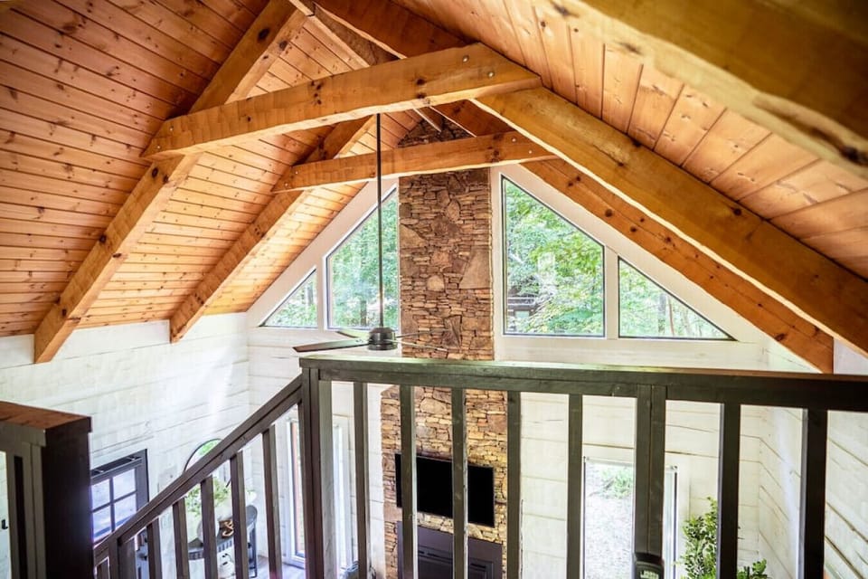 Traditional Log Cabin with loft views