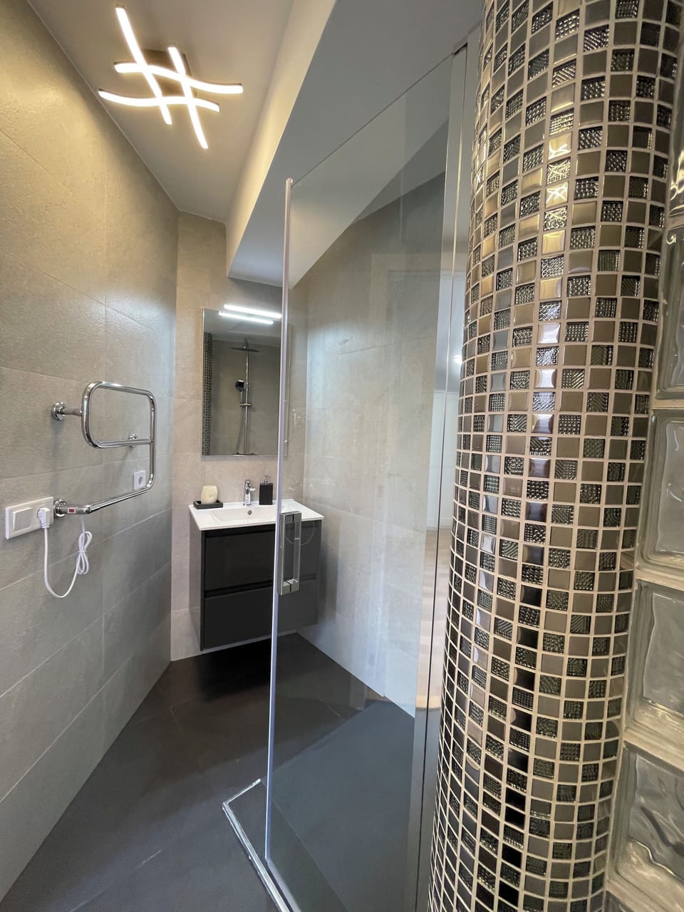 7. Patrik - Deluxe Double Room (2adults+1child) | Bathroom | Shower, free toiletries, hair dryer, slippers