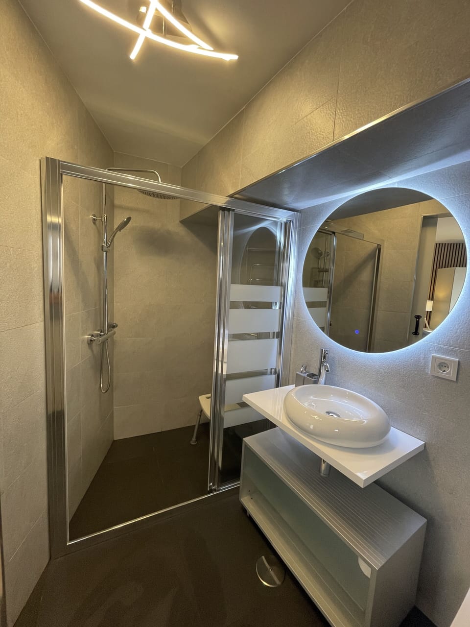 1. Elsa - Double or Twin Room - Accessible | Bathroom | Shower, free toiletries, hair dryer, slippers