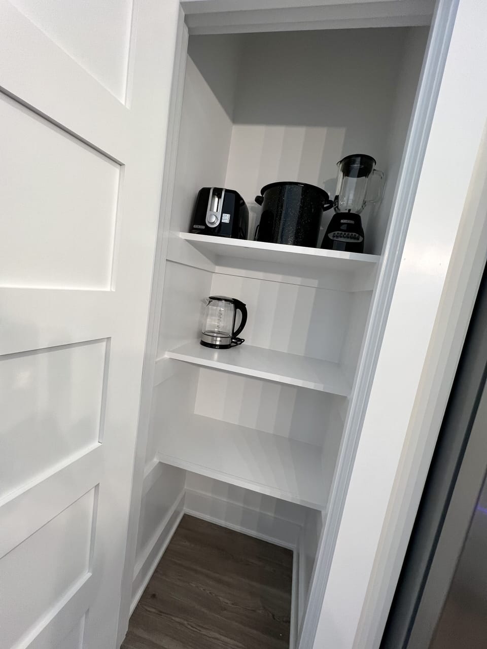 Kitchen Pantry
-toaster
-lobster pot
-electric kettle
-blender
-air fryer
