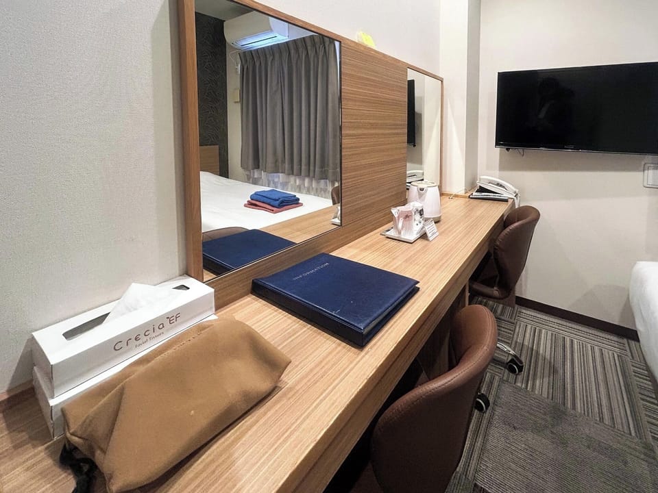 ・[Guest Room - Twin] A large mirror and desk make getting ready in the morning comfortable