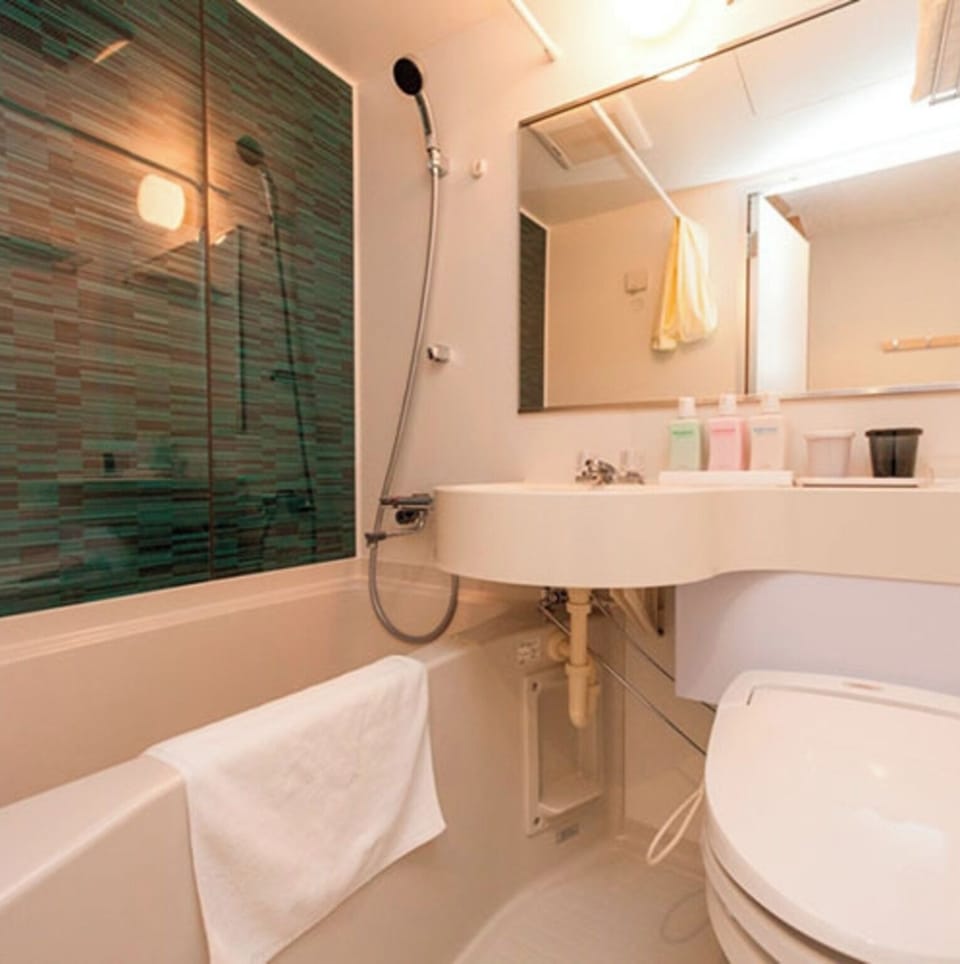 ・[Bathroom] A full range of amenities are available in the guest rooms. Get ready for the morning in style with the spacious mirror.