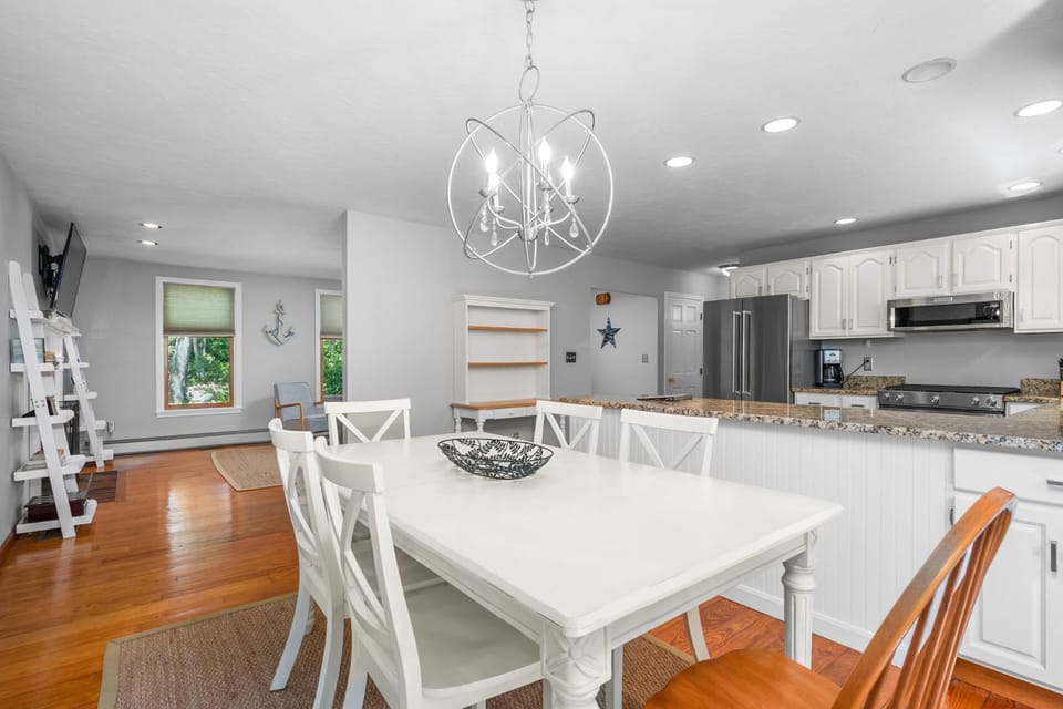 Dining area with seating for 6