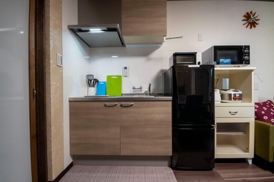 Kitchen with 1 burner IH stove (Rice cooker, refrigerator, toaster, microwave oven, electric kettle, cooking utensils, tableware)