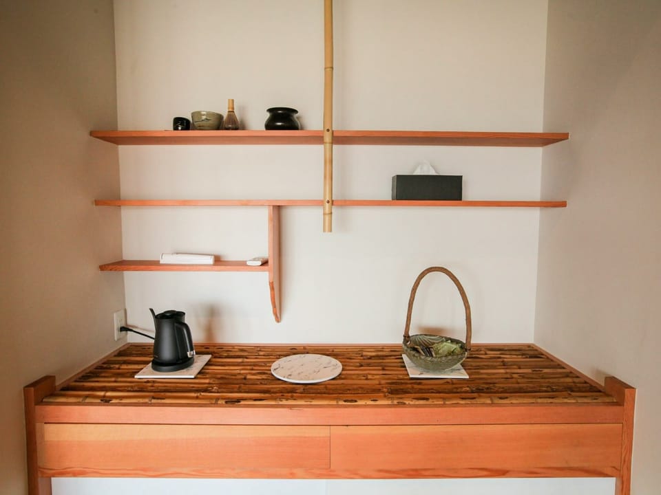 ・[Living room/tea utensils] Tea utensils and electric kettle are available.