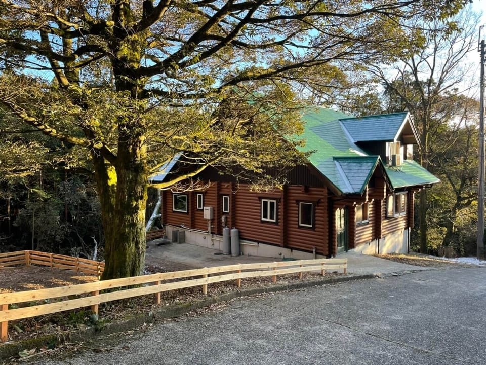 Find your favorite spot in the cottage surrounded by nature and take memorable group photos.