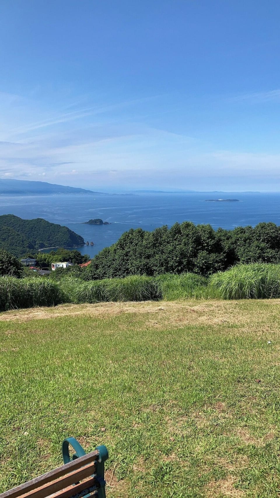 We recommend viewing the sea from the top of Mt. Komuro.