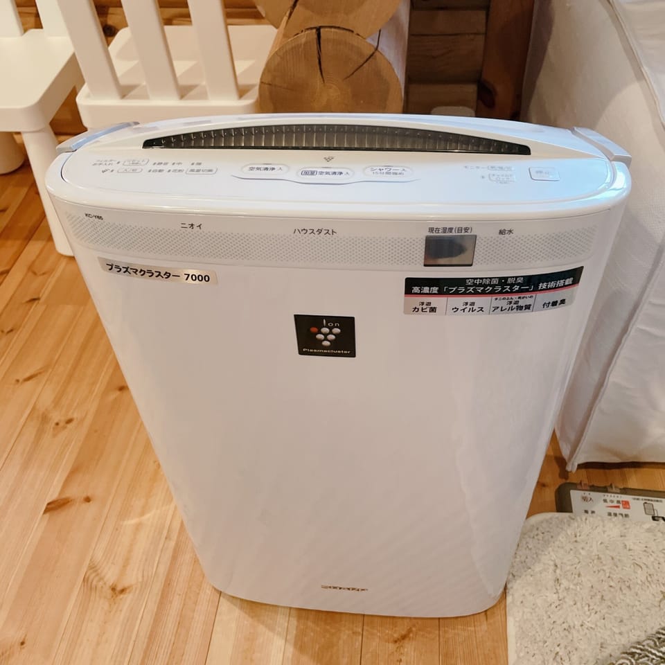 The living room and bedroom are equipped with air purifiers.