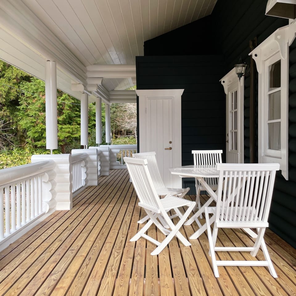 Coffee time is recommended while enjoying the scenery on the wooden deck.