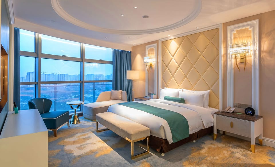 Executive Suite | Desk, free WiFi