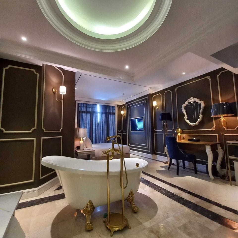 Romantic Suite | Premium bedding, in-room safe, desk, soundproofing
