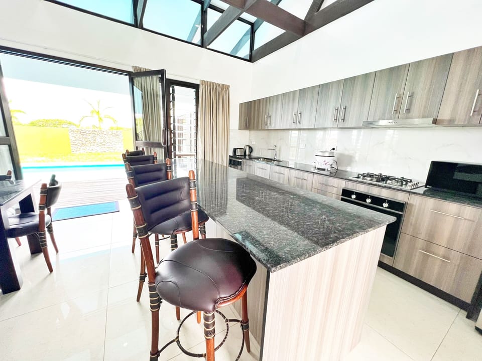 Full-size fridge, microwave, oven, stovetop