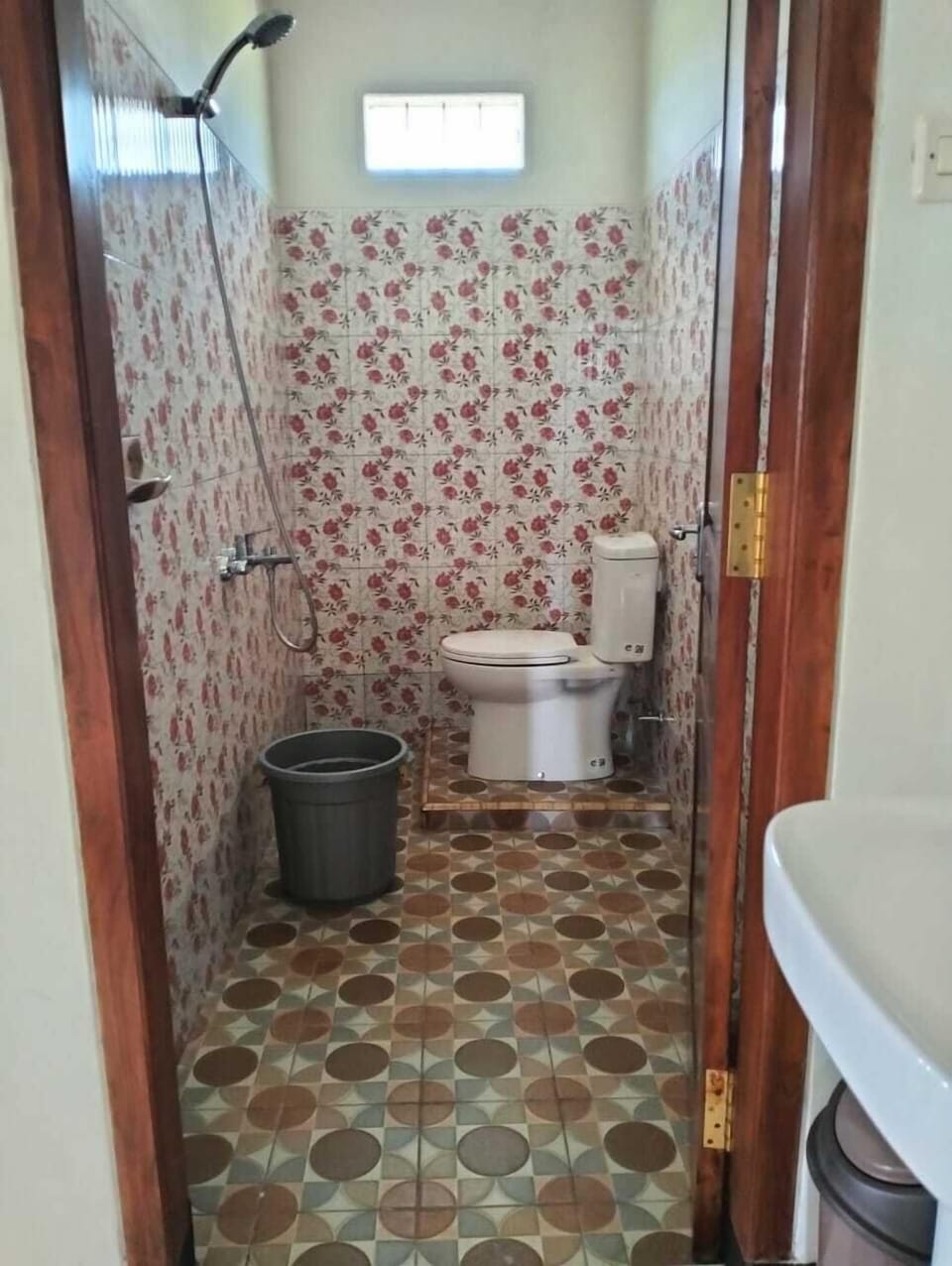 Bidet, towels