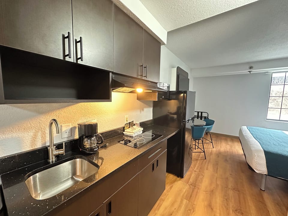 Coffee/tea maker, full-size fridge, microwave, stovetop
