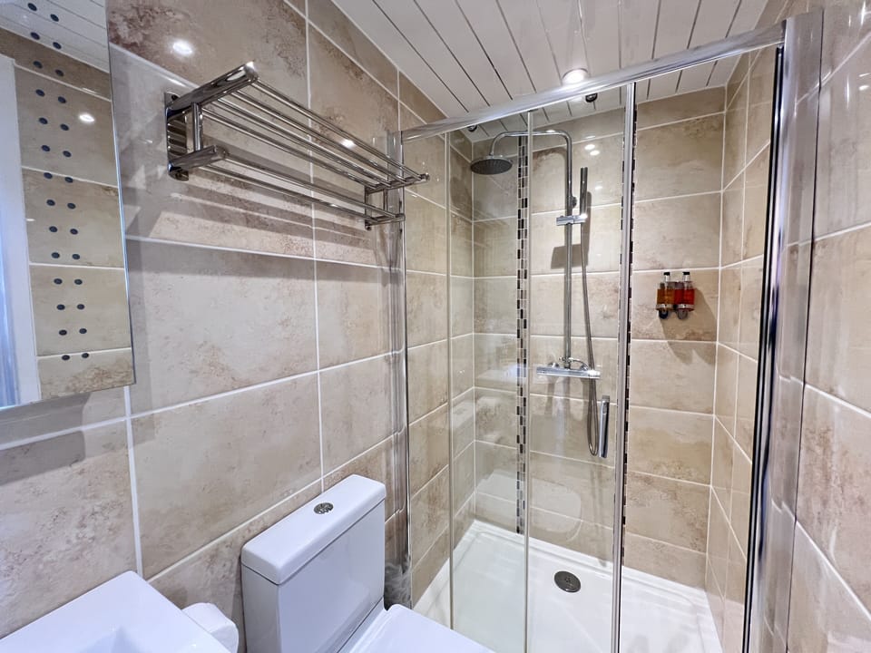 Comfort Double Room, 1 Queen Bed, Ensuite | Bathroom | Shower, rainfall showerhead, hair dryer, towels
