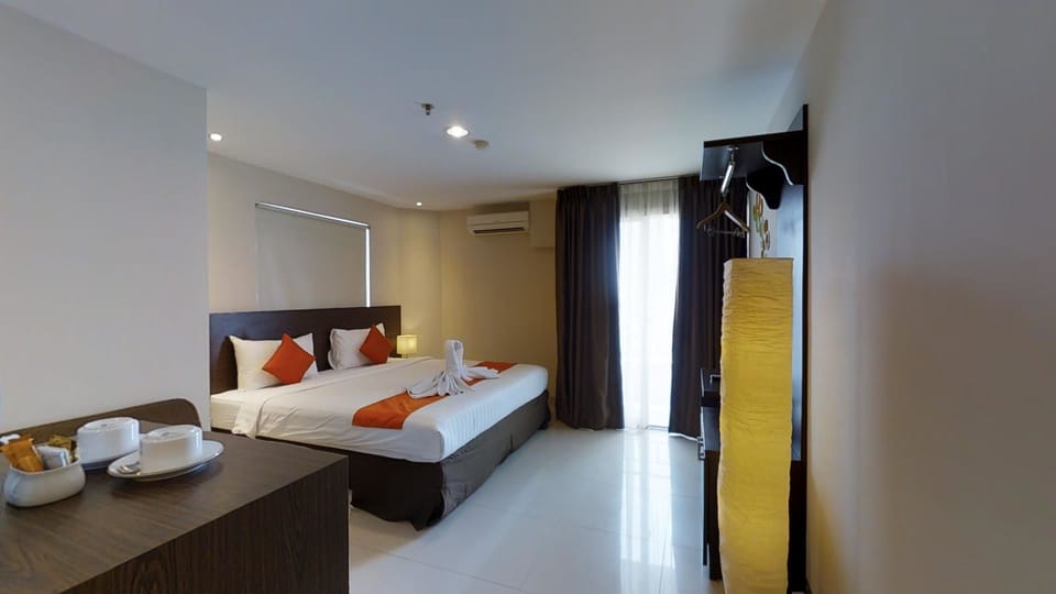 Business Room | Minibar, iron/ironing board, free WiFi