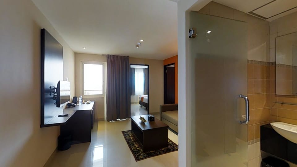 Shower, rainfall showerhead, free toiletries, towels