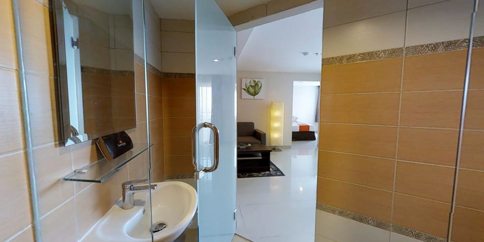 Executive Room | Bathroom | Shower, rainfall showerhead, free toiletries, towels