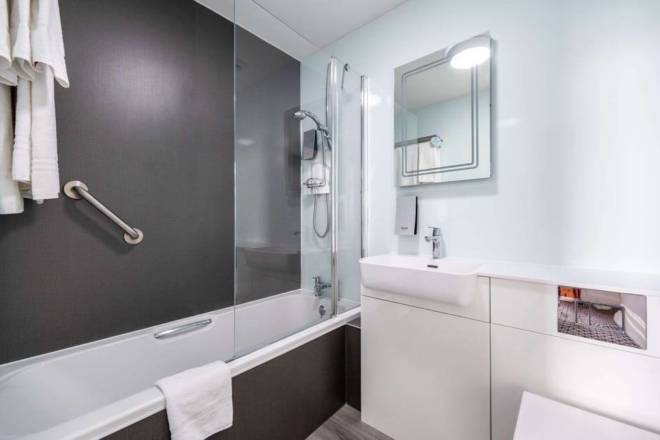 Room, 1 Double Bed, Non Smoking (Upgraded) | Bathroom | Hair dryer, towels