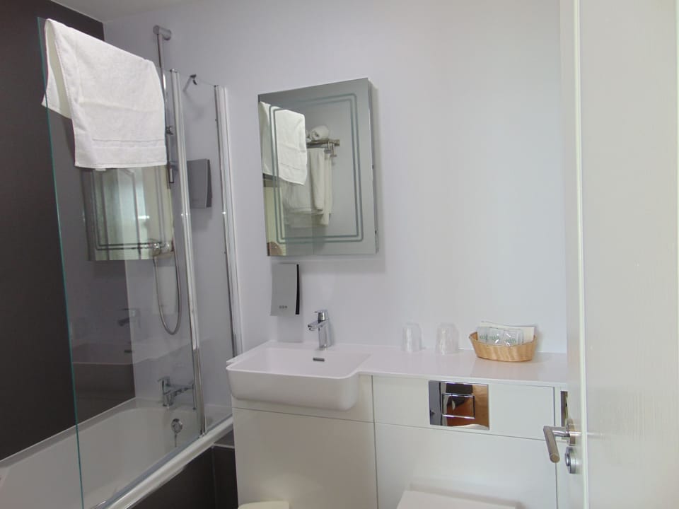 Room, 1 Double Bed, Non Smoking (Upgraded) | Bathroom | Hair dryer, towels