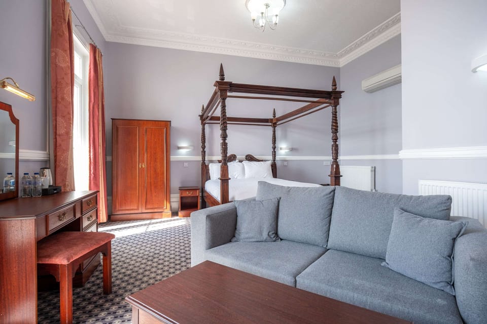 Room, 1 Double Bed, Non Smoking (Upgraded) | Pillowtop beds, desk, laptop workspace, iron/ironing board