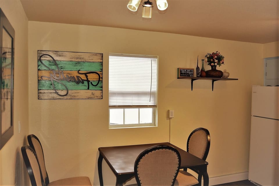Apartment, 3 Bedrooms, City View | Dining