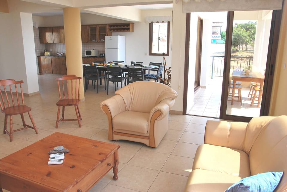 Villa, 5 Bedrooms, Smoking, Pool View | Living room