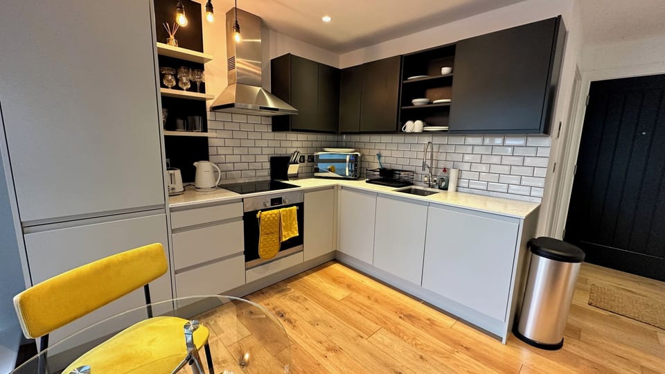 Apartment, 1 Bedroom, Garden View | Private kitchen | Stovetop, freezer