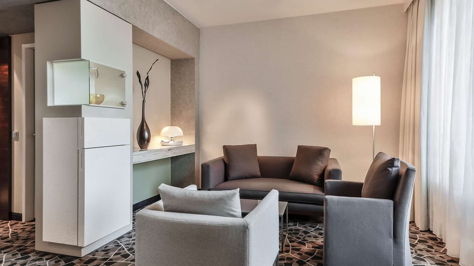 Comfort Suite | Hypo-allergenic bedding, in-room safe, desk, laptop workspace