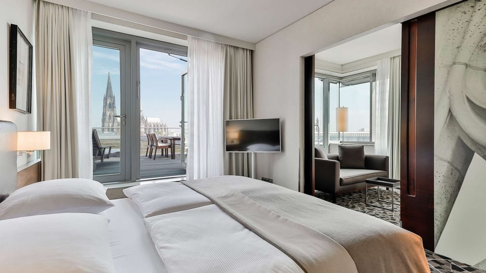Deluxe Suite | Hypo-allergenic bedding, in-room safe, desk, laptop workspace