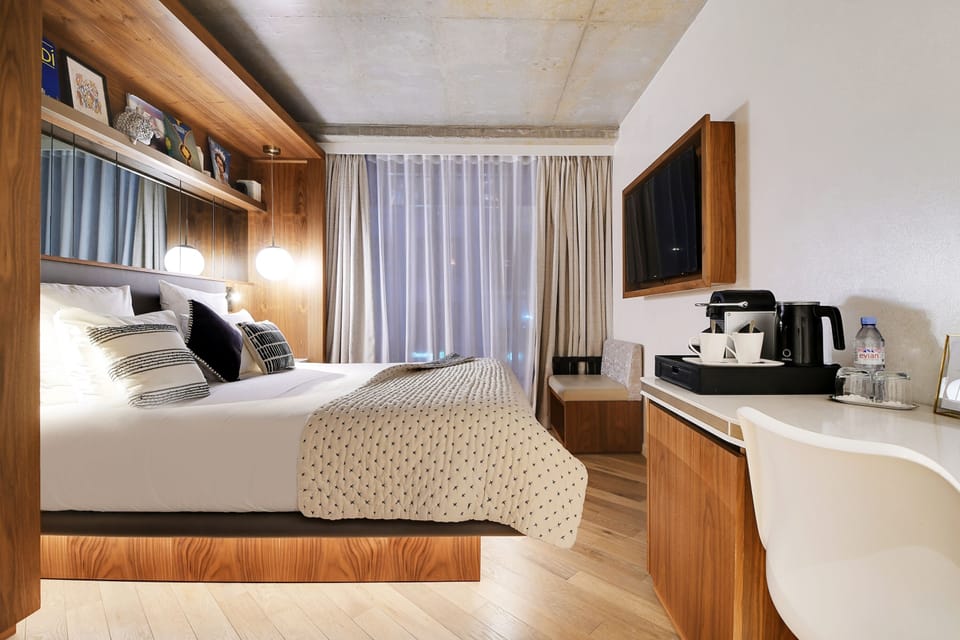 Suite familiale | Premium bedding, free minibar items, desk, laptop workspace