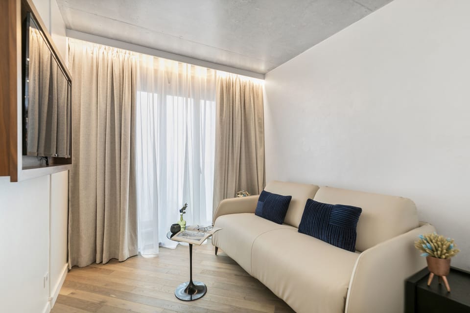 Suite familiale | Living area | 43-inch LED TV with cable channels, TV, heated floors