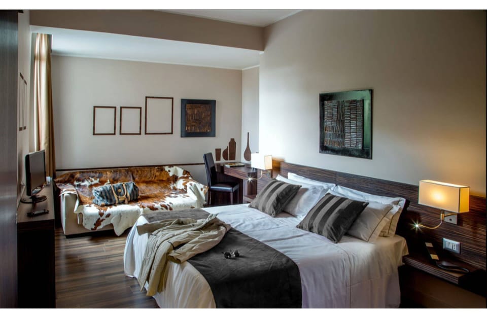 Triple Room | Minibar, in-room safe, soundproofing, free WiFi